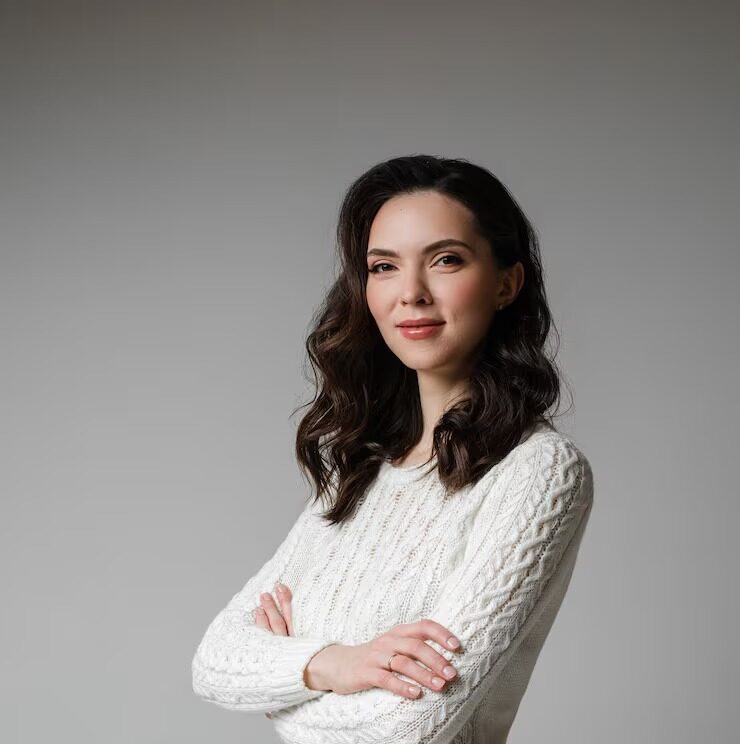 imgi_5_beautifull-caucasian-woman-with-curly-hair-smiles-isolated_132075-7608